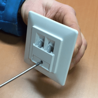 Abdeckkappen abschrauben